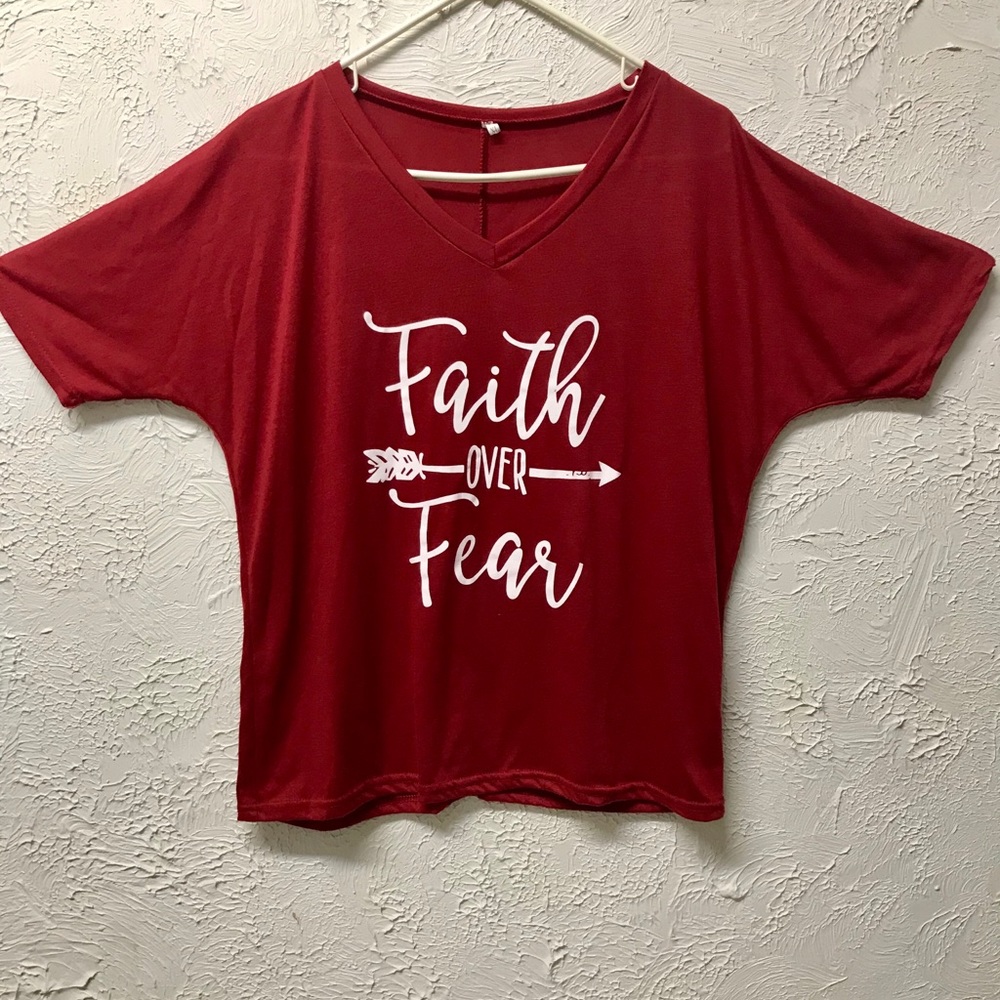 V-neck T-shirt ‘Faith over Fear’